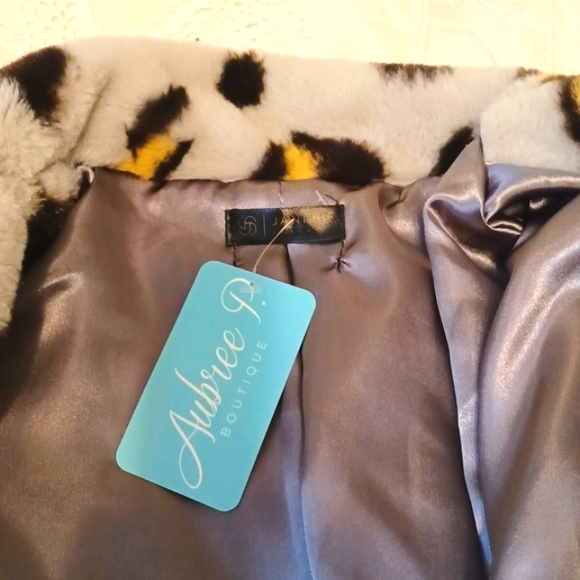 5⭐️s! Striking, SOFT, and fluffy, open-front Teddy bear style jacket - Picture 7 of 9